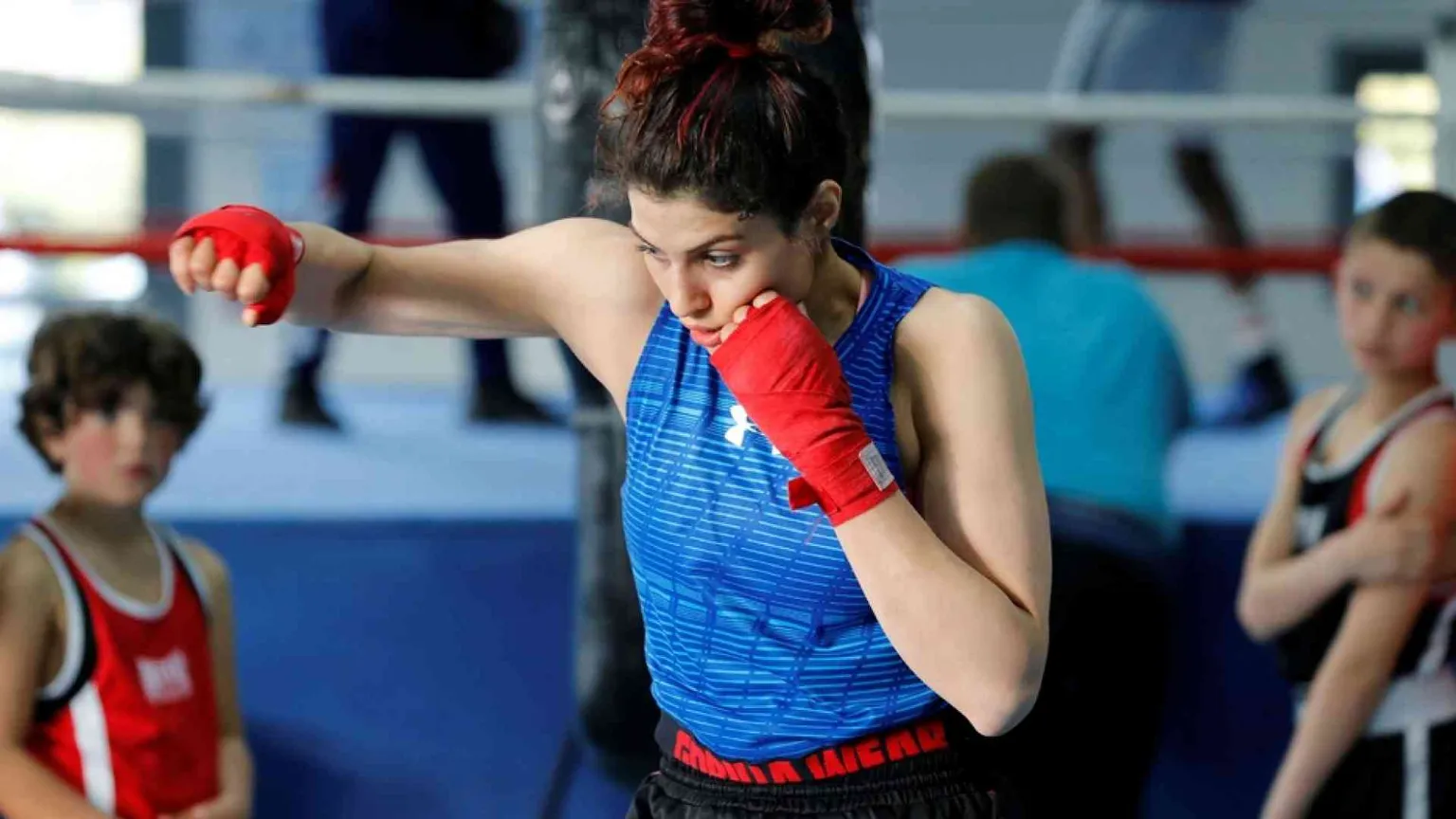 Dentro e fuori dal ring, la battaglia per la libertà dell'iraniana Khadem