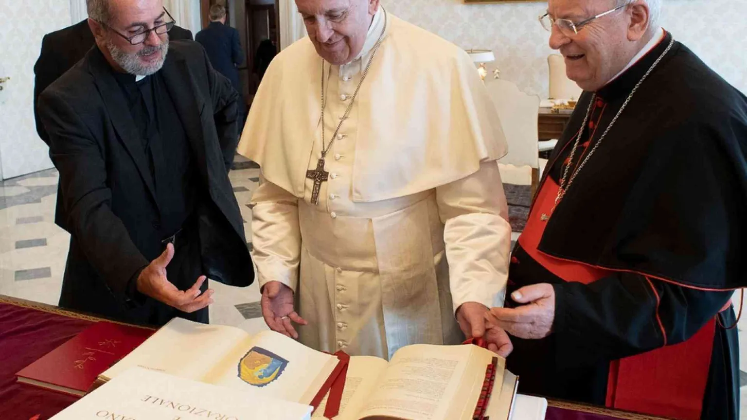 Dal «Gloria» al «Padre Nostro»: così cambia il Messale. Prima copia al Papa