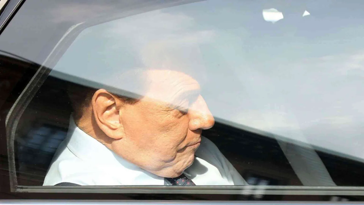 Zangrillo: «Berlusconi ricoverato perché paziente a rischio»