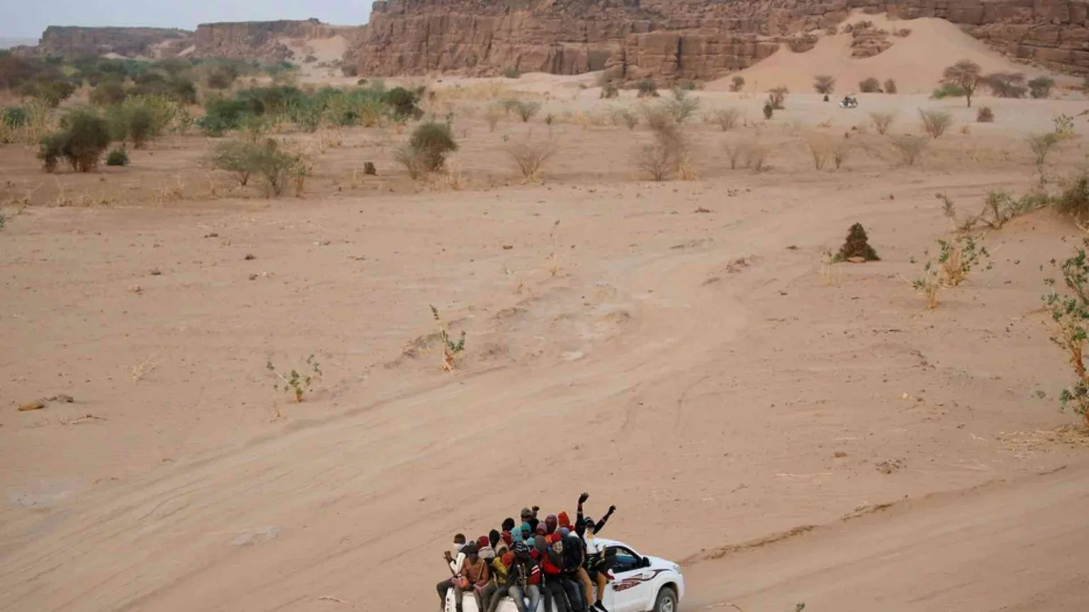 Trafficanti abbandonano 80 migranti nel deserto