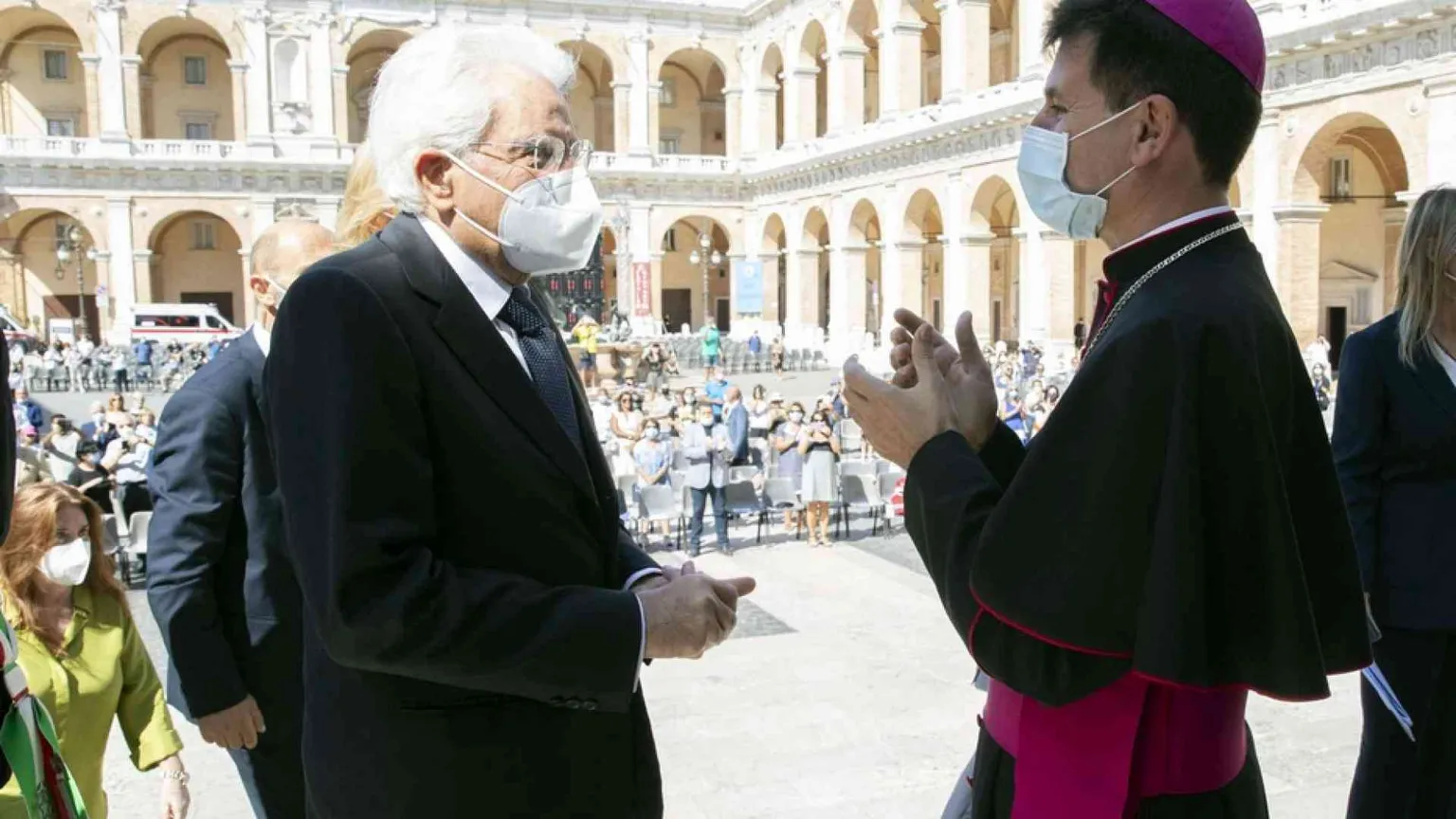 Mattarella accende la lampada della pace nella Santa Casa