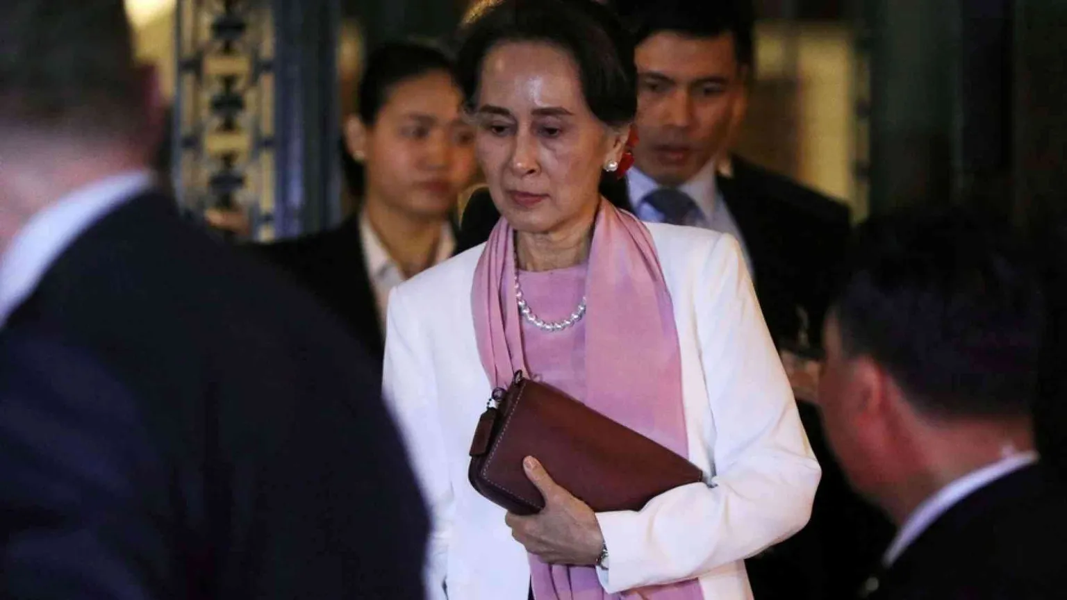 La caduta di Suu Kyi, Bruxelles la esclude dal gruppo Sakharov