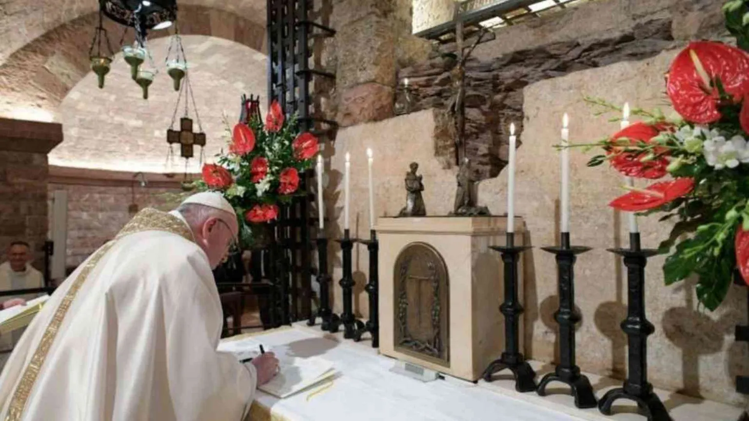 Sulla tomba di san Francesco il Papa firma “Fratelli tutti”