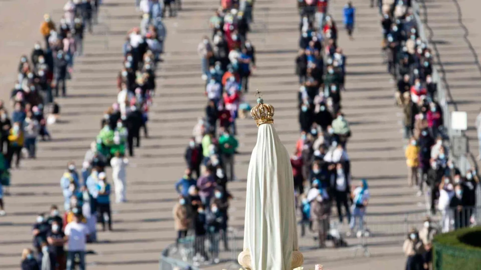 Fatima, il Covid frena i pellegrini: 4.500 per la festa dell'apparizione