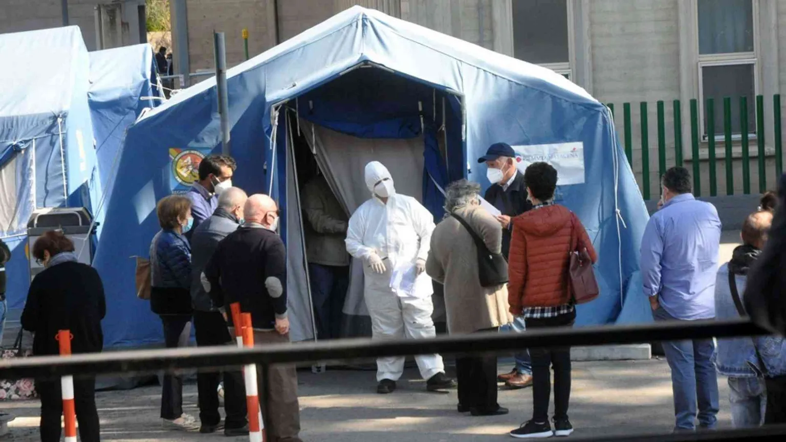 19.644 nuovi contagi, 151 morti. «Pronto soccorso presi d'assalto»