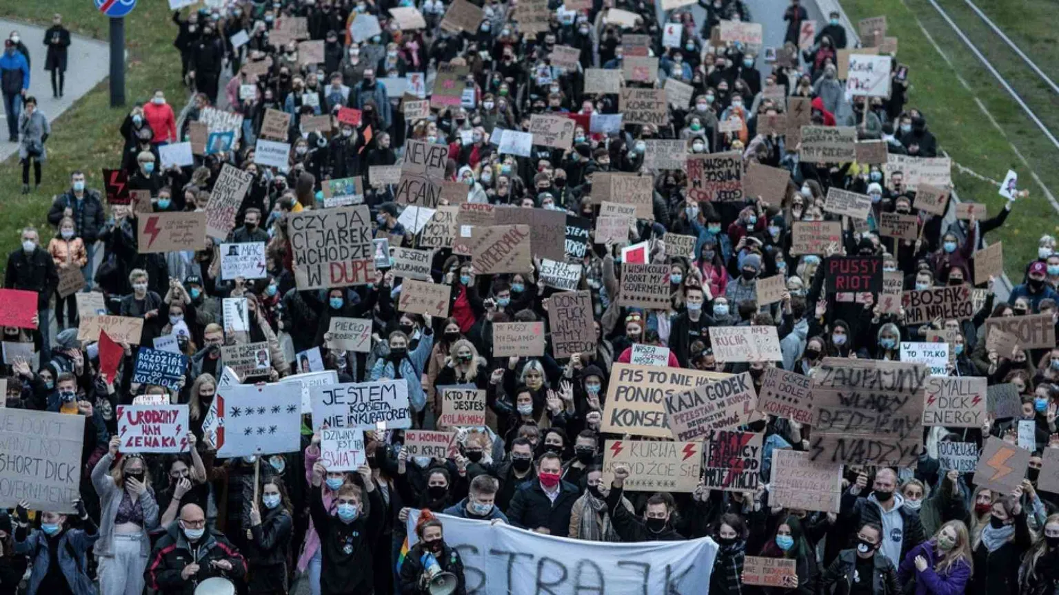 Proteste sull'aborto in Polonia, attaccate anche le chiese. Pronto l'esercito
