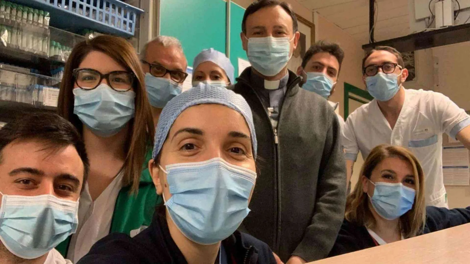 «Nessuno muore da solo, noi ci siamo». Parlano i cappellani nei reparti Covid