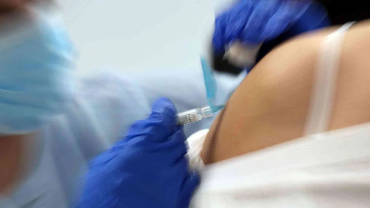 Vaccino efficace al 90%. «Entro l'anno dosi per 25 milioni di persone»
