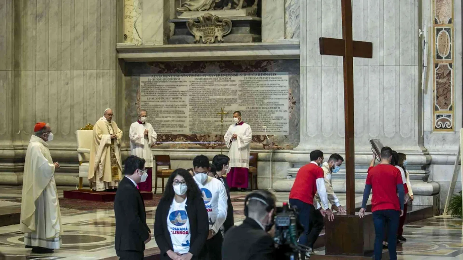 Francesco ai giovani: non "vivacchiate", scegliere Dio rende felici