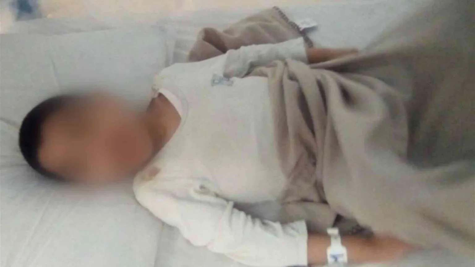 Il bambino disabile richiedente asilo è in viaggio con il papà verso Roma