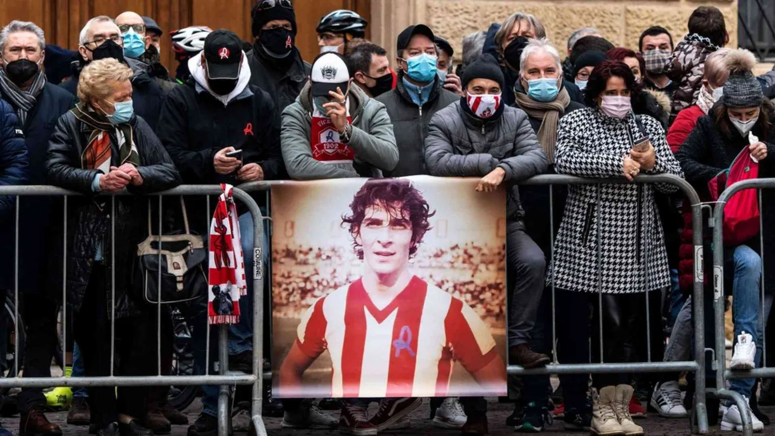 Il funerale di Paolo Rossi. "Ora giocherai nella nazionale del cielo"