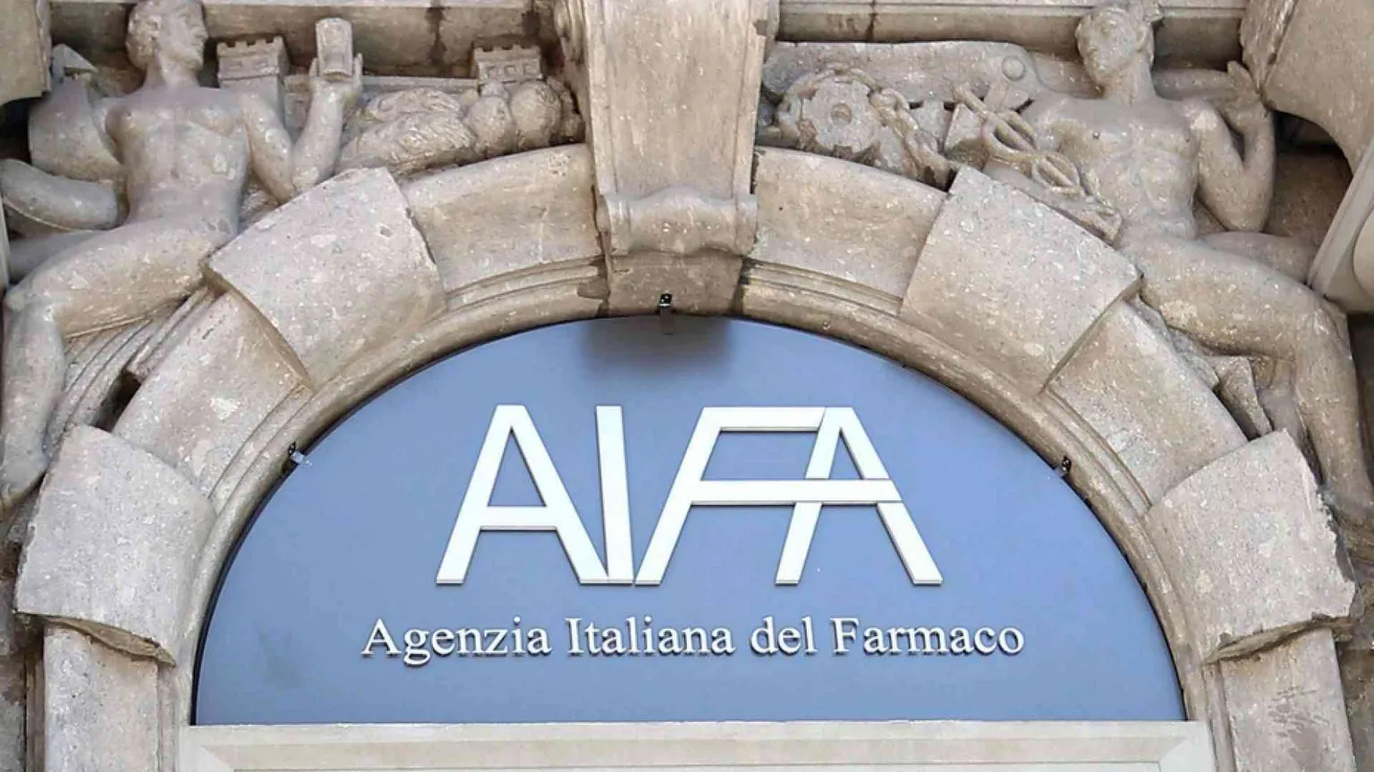 Ecco cosa si sa del vaccino Comirnaty: il bugiardino Aifa e le Faq dei medici