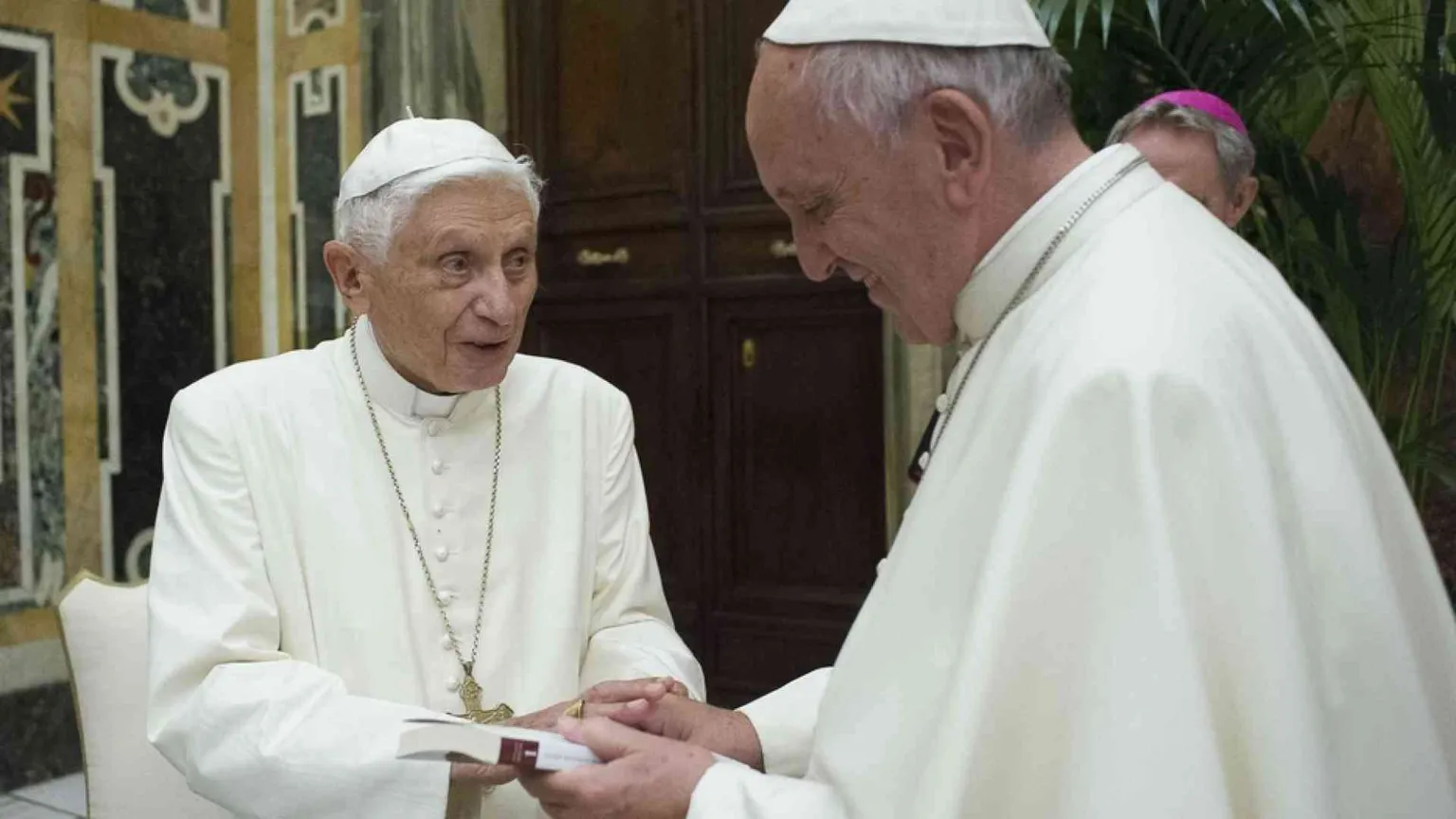 Partite le vaccinazioni in Vaticano. «Anche Ratzinger la farà»