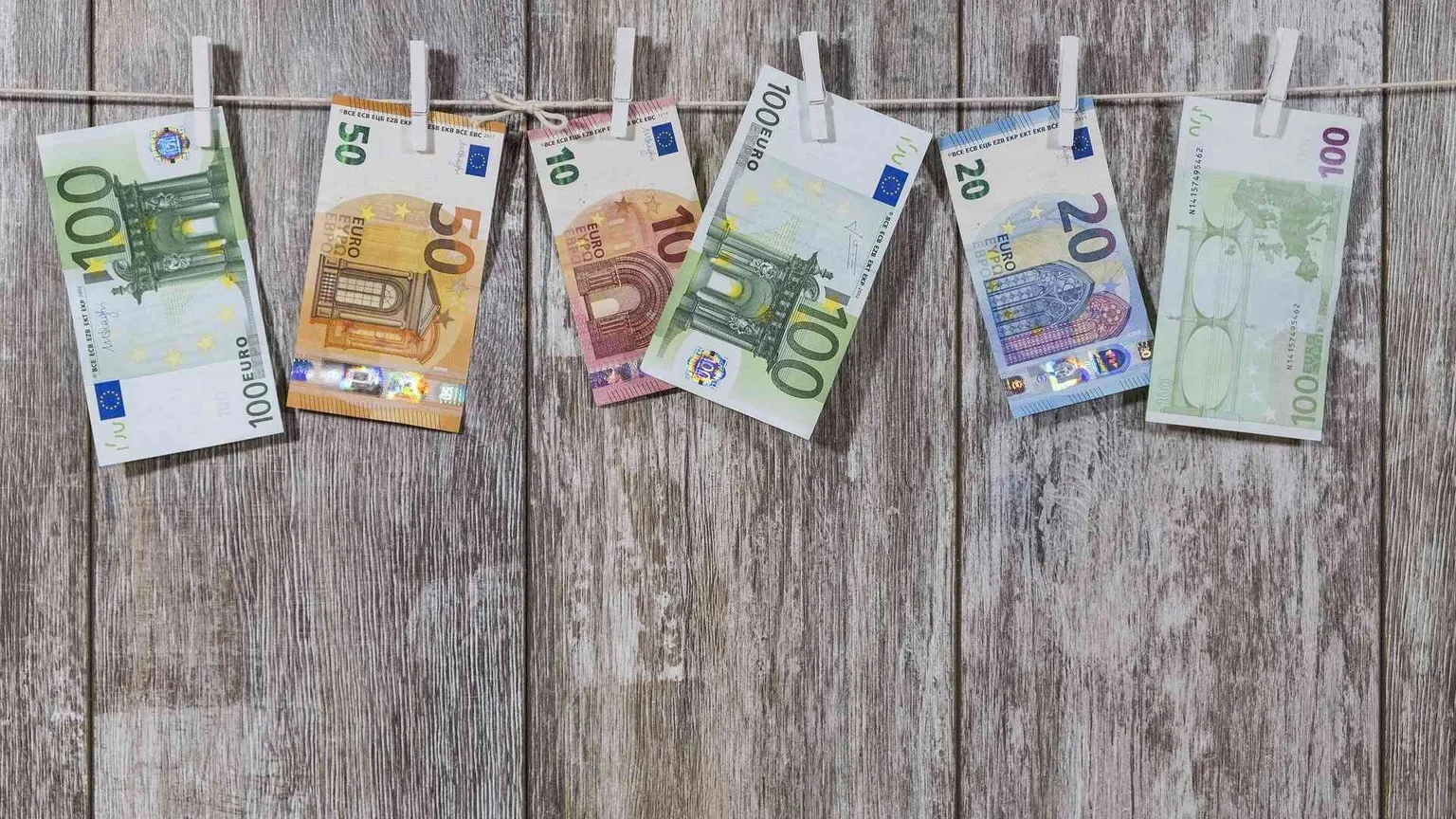 Gli europei sono tornati a mettere i soldi sotto il materasso