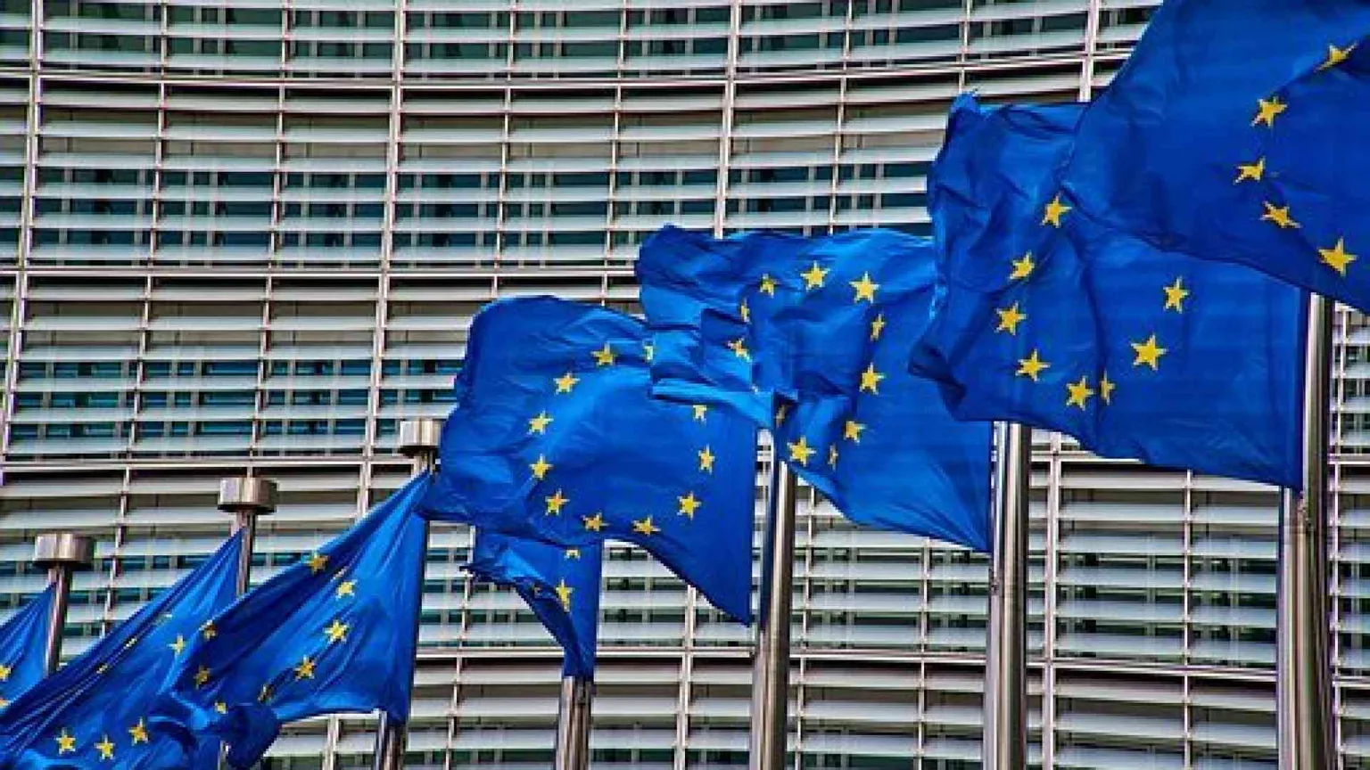 Bruxelles: AstraZeneca fornisca tutte le dosi. Nuove regole per i viaggi