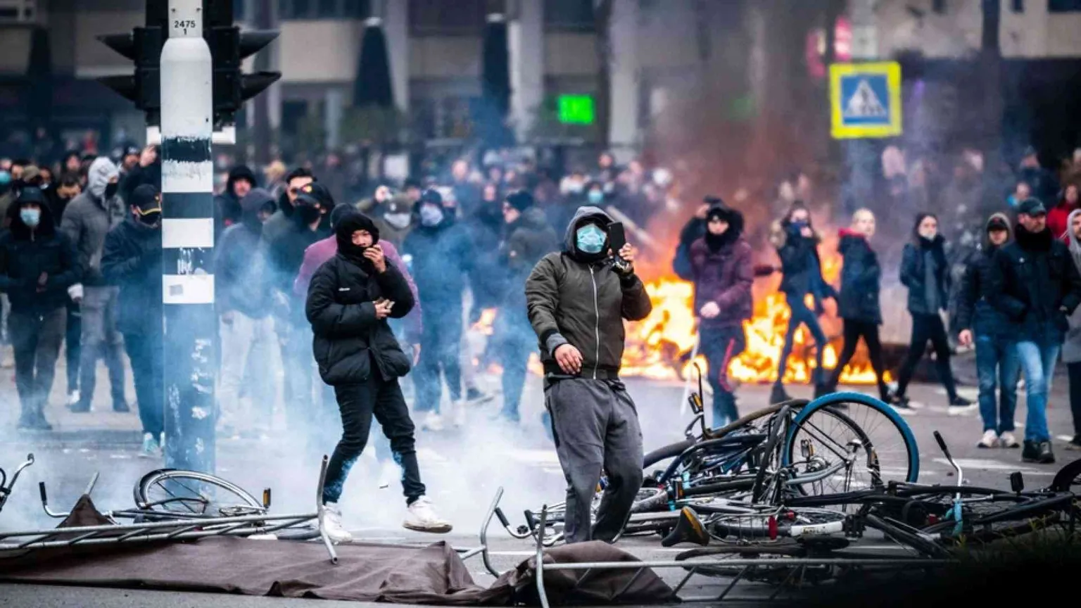 Olanda, quarta notte di proteste contro il coprifuoco: 180 arresti
