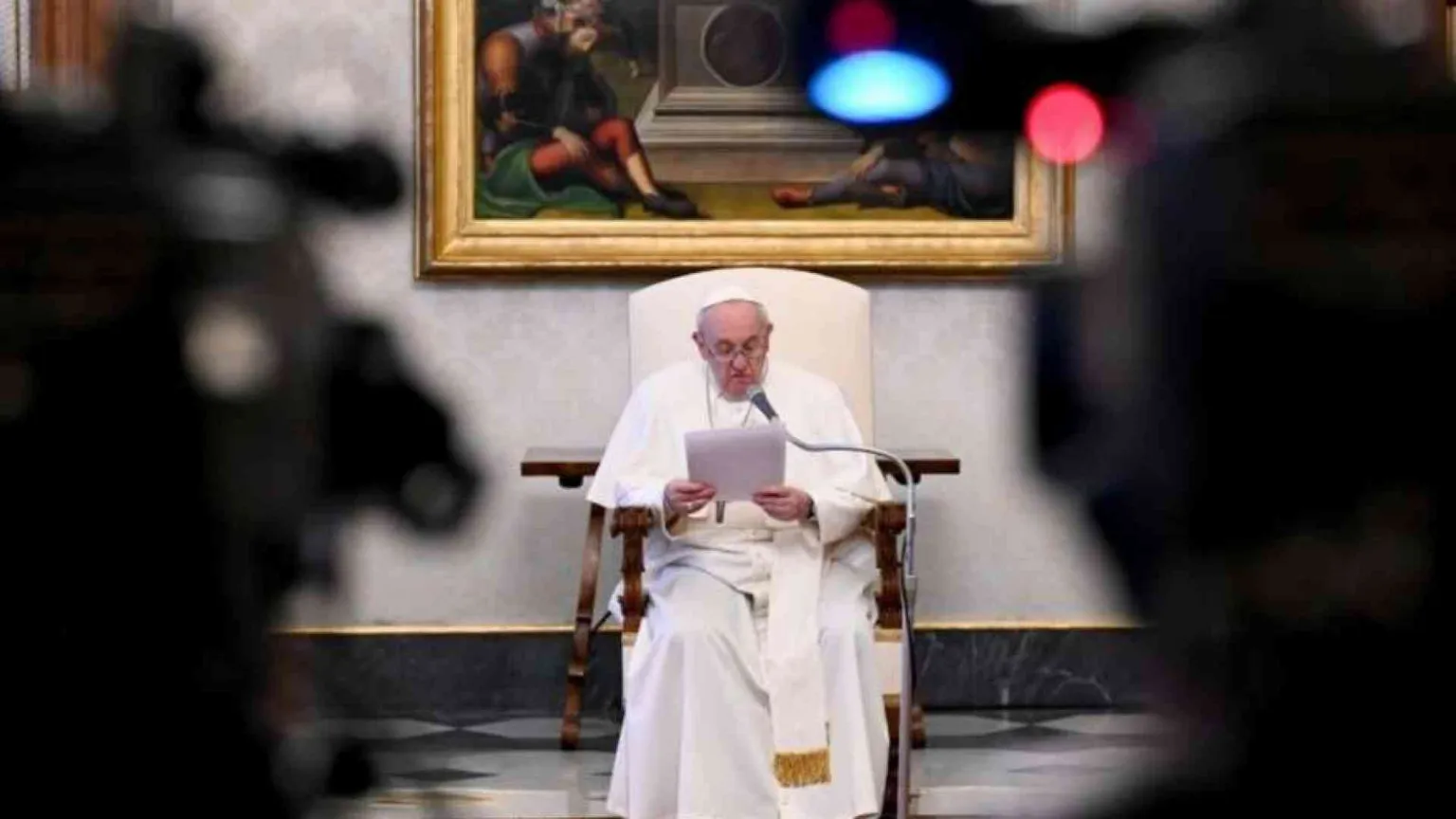 Il Papa: "Con la liturgia preghi con Cristo accanto a te"