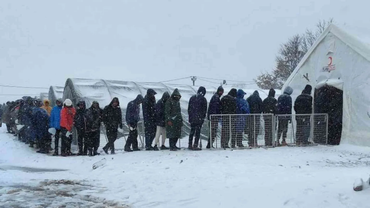 Nella neve congelano le speranze dei migranti: l'Europa si è fermata a Lipa