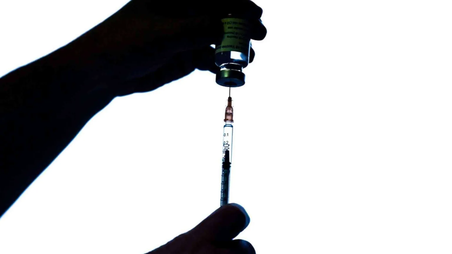 10.630 nuovi casi e 422 decessi. Lombardia, è polemica sul piano vaccini