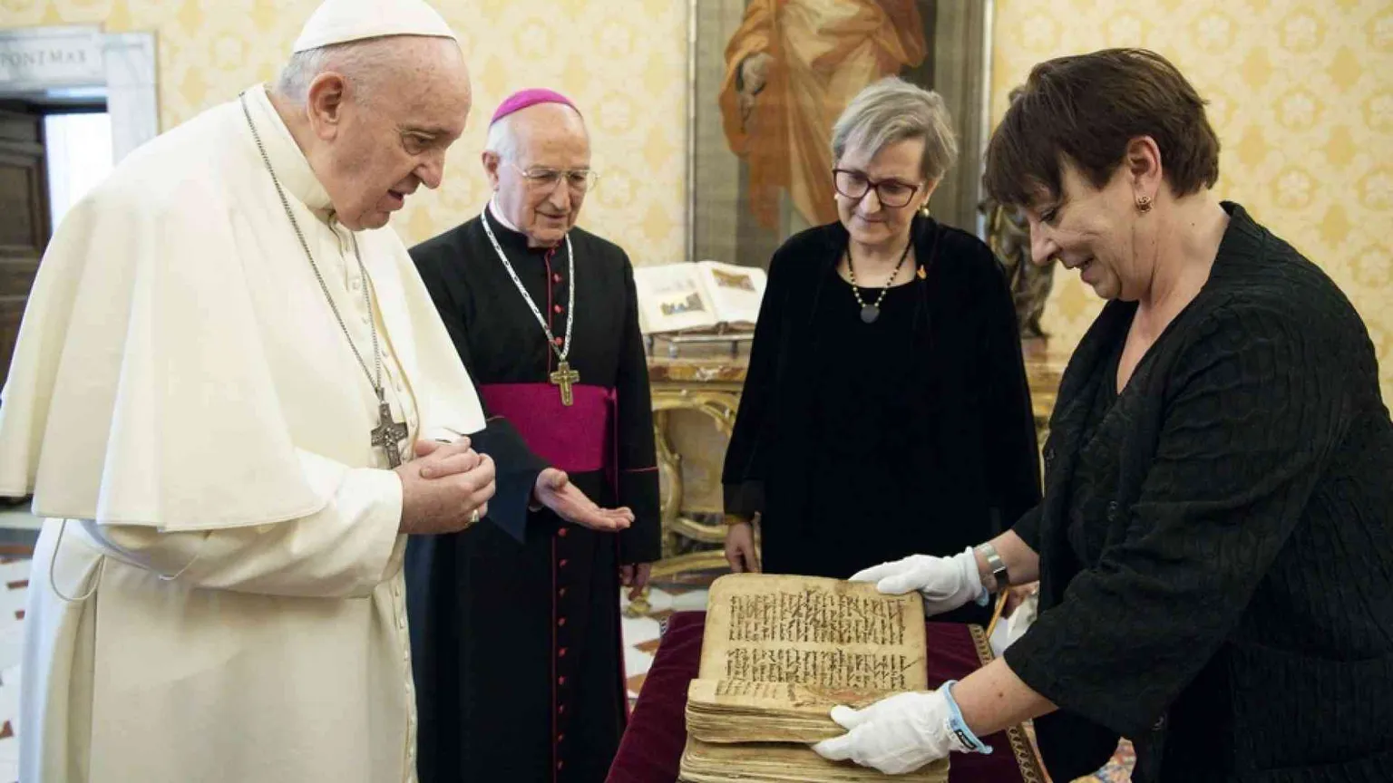 Sidra, il libro sacro salvato dal Daesh, portato a papa Francesco