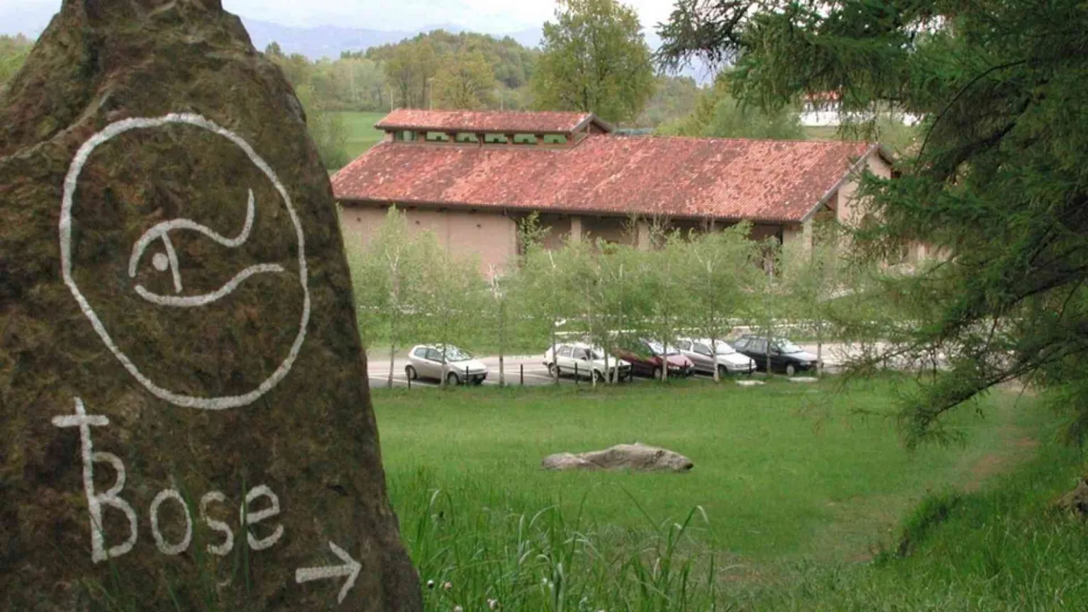 «Più rispetto per le decine di monaci che qui pregano e studiano»