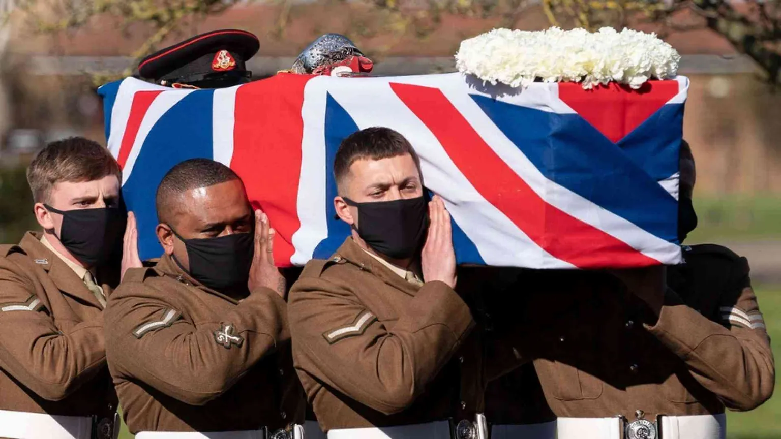 Anche il sorvolo della Raf per i funerali del capitano Tom