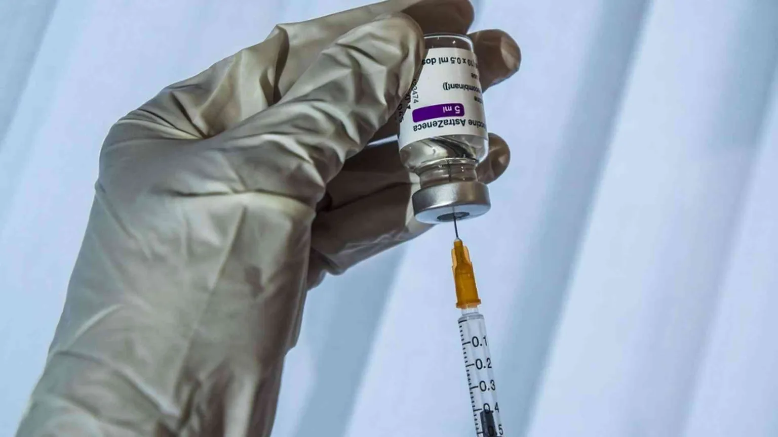 Iniettare una sola dose di vaccino? Un azzardo che diventa boomerang