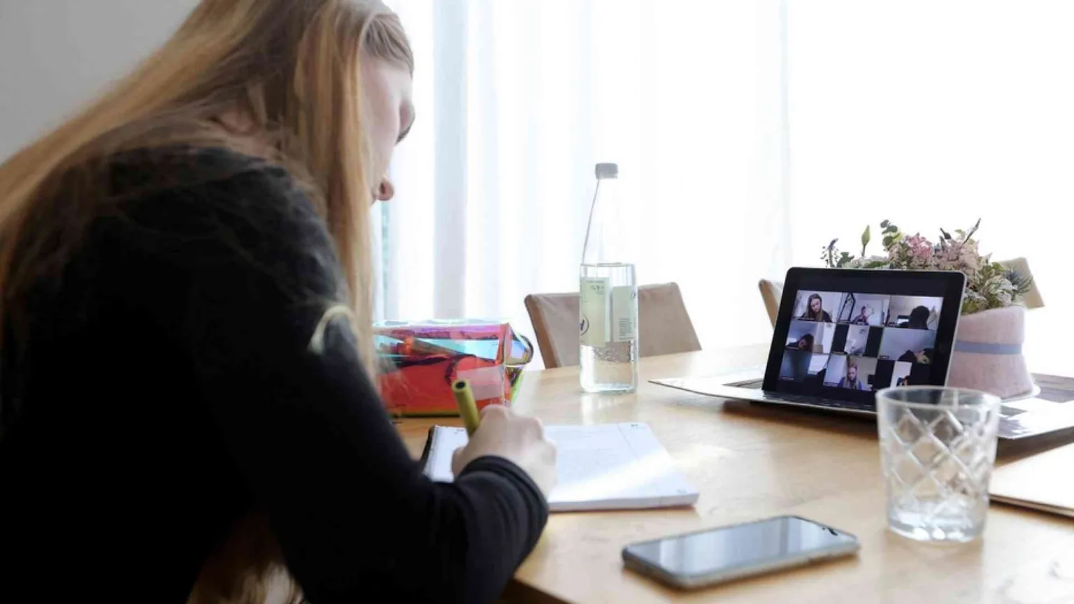 Online prigionieri dell'istante. Va ritrovato il senso del tempo