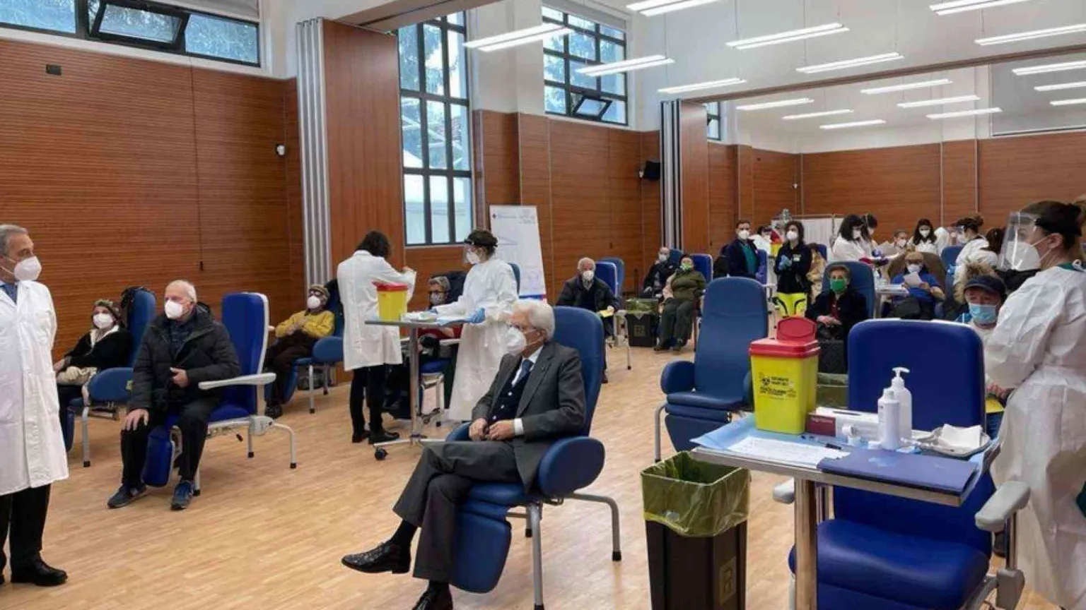 Mattarella vaccinato. Johnson&Johnson alla Ue: dubbi sulle dosi, poi rassicura