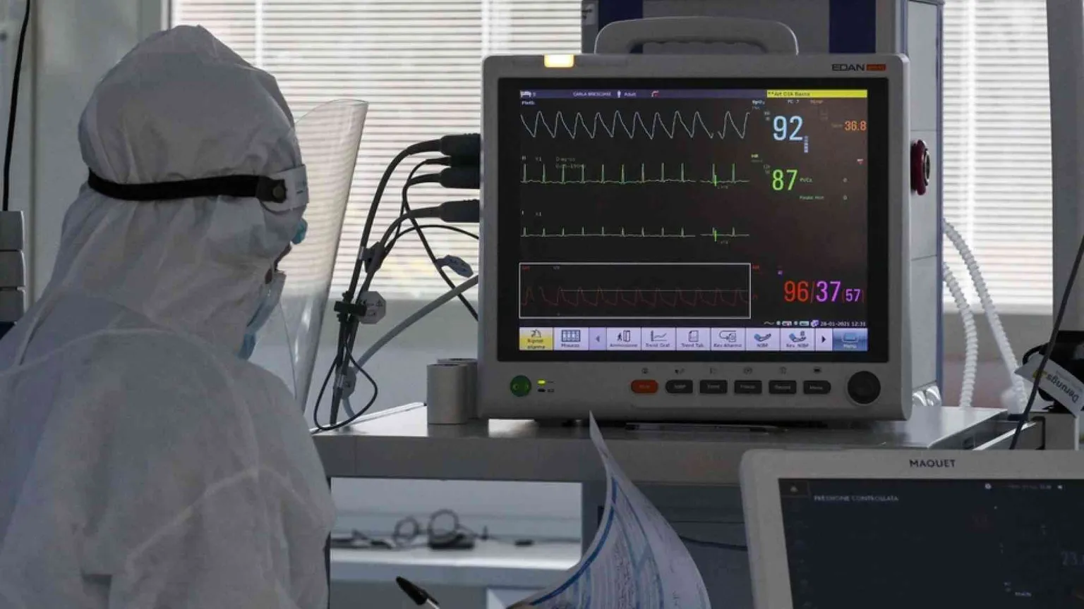 22.409 nuovi contagi, 332 morti. Terapie intensive oltre la soglia critica