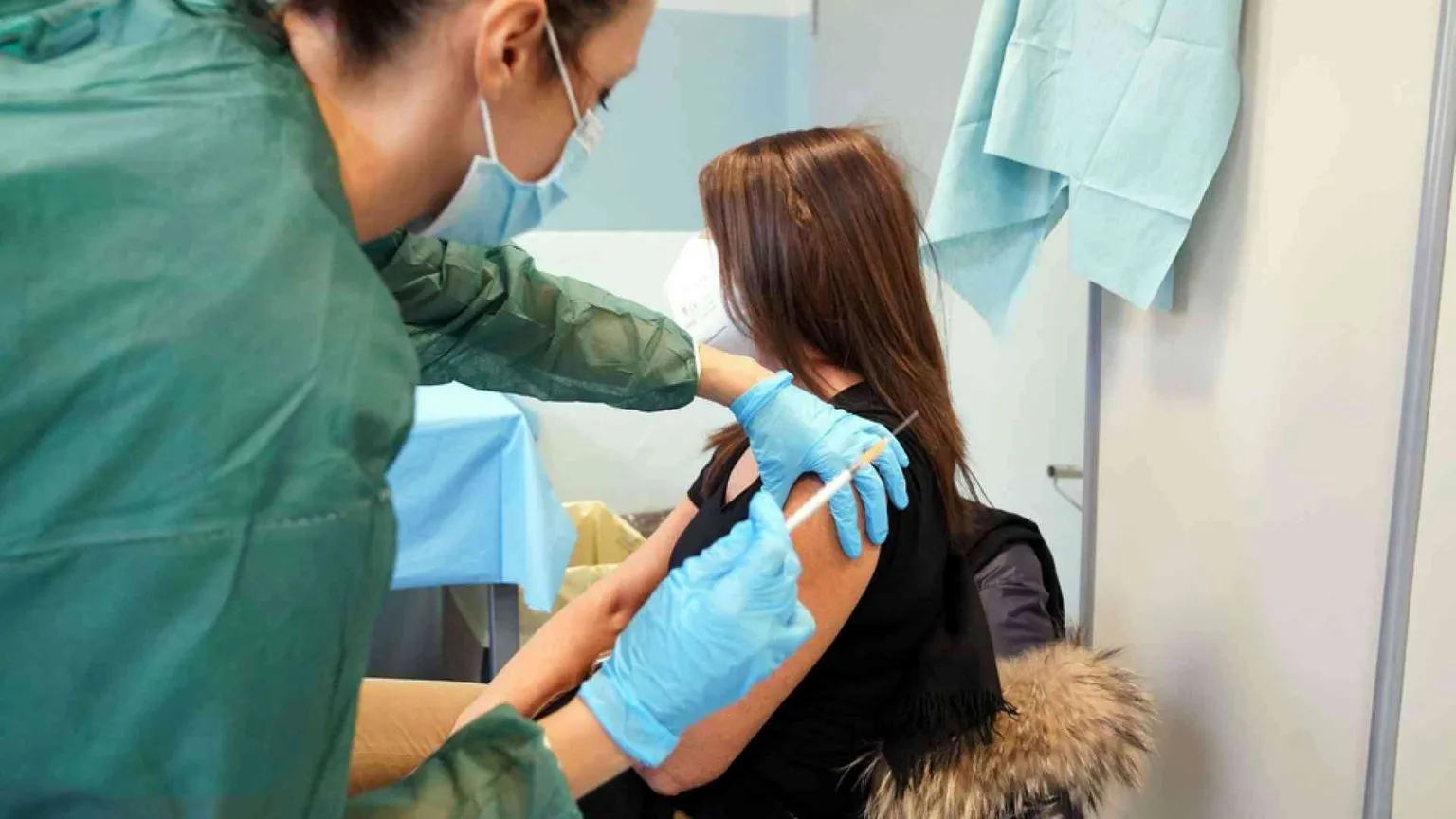 Pregliasco: chi si è vaccinato non rischia, giusto fare chiarezza