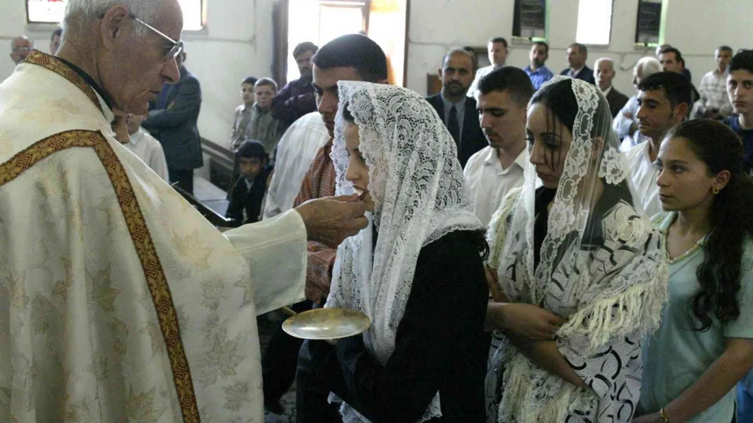 Più sacerdoti e diaconi permanenti. Ma vocazioni in calo