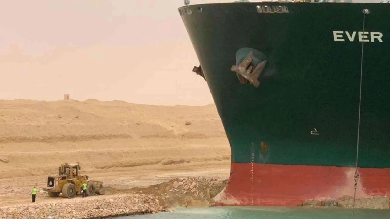 Suez ancora bloccato dalla nave cargo. «9,6 miliardi di danni al giorno»