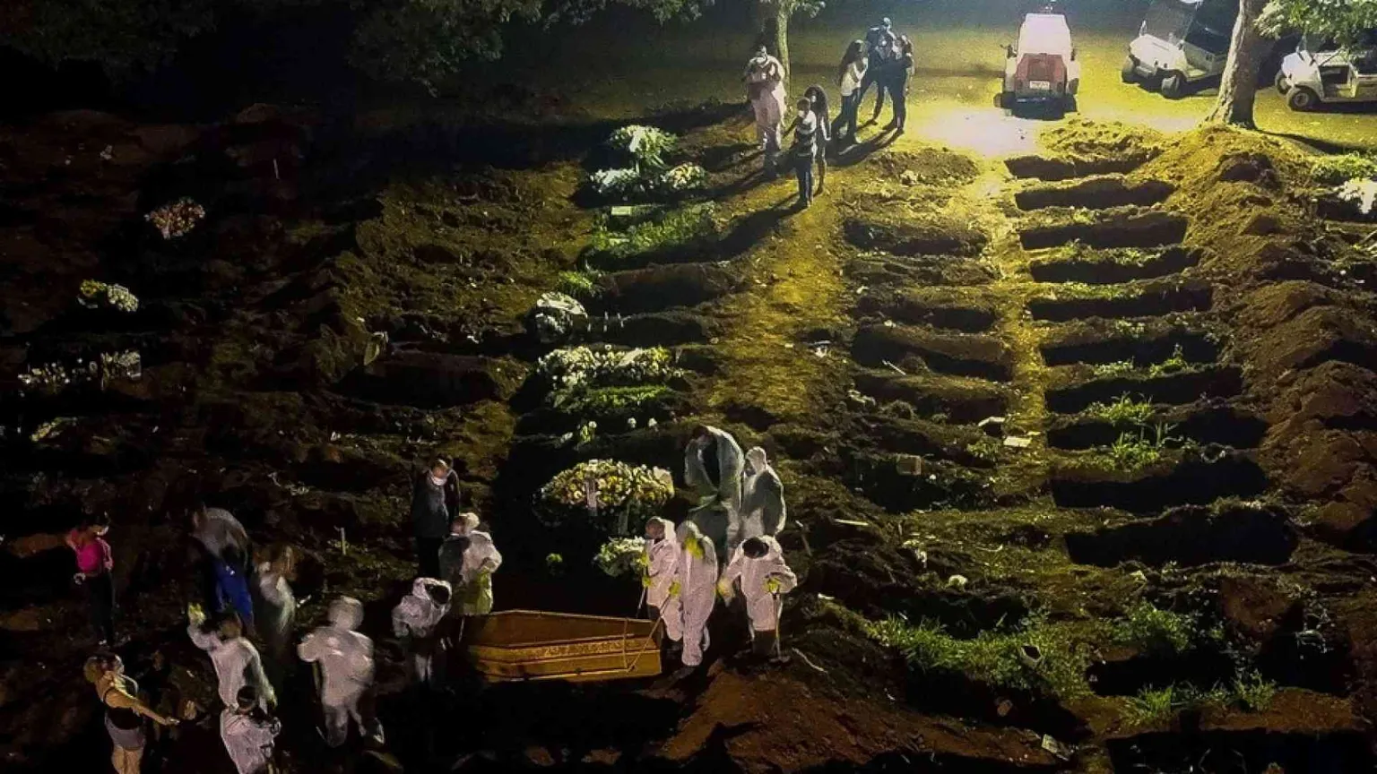 Un anno dopo, il Brasile è tornato dentro l'inferno. Superati i 300mila morti