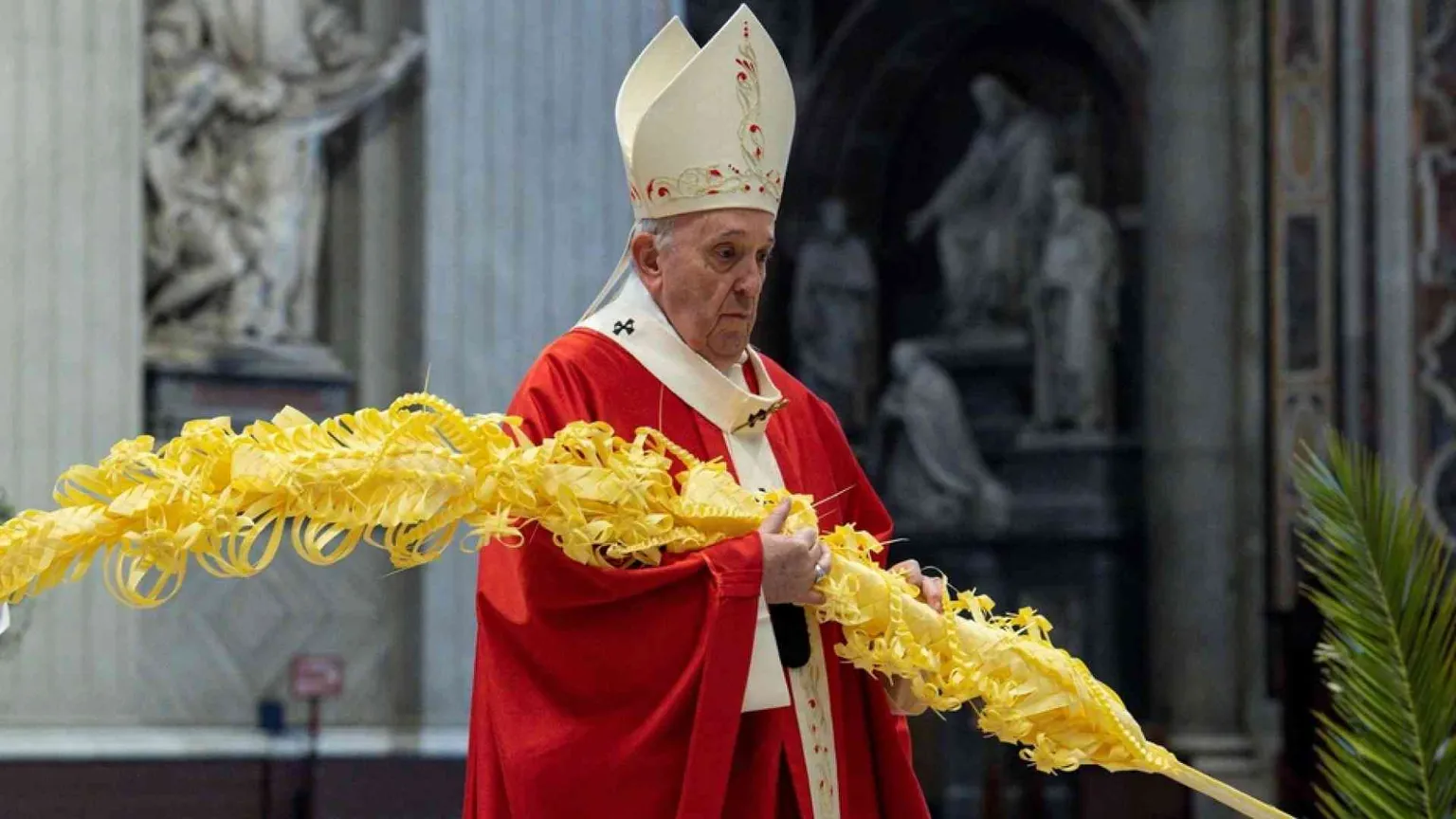 Il Papa: stupirsi di fronte a Gesù che trionfa sulla croce