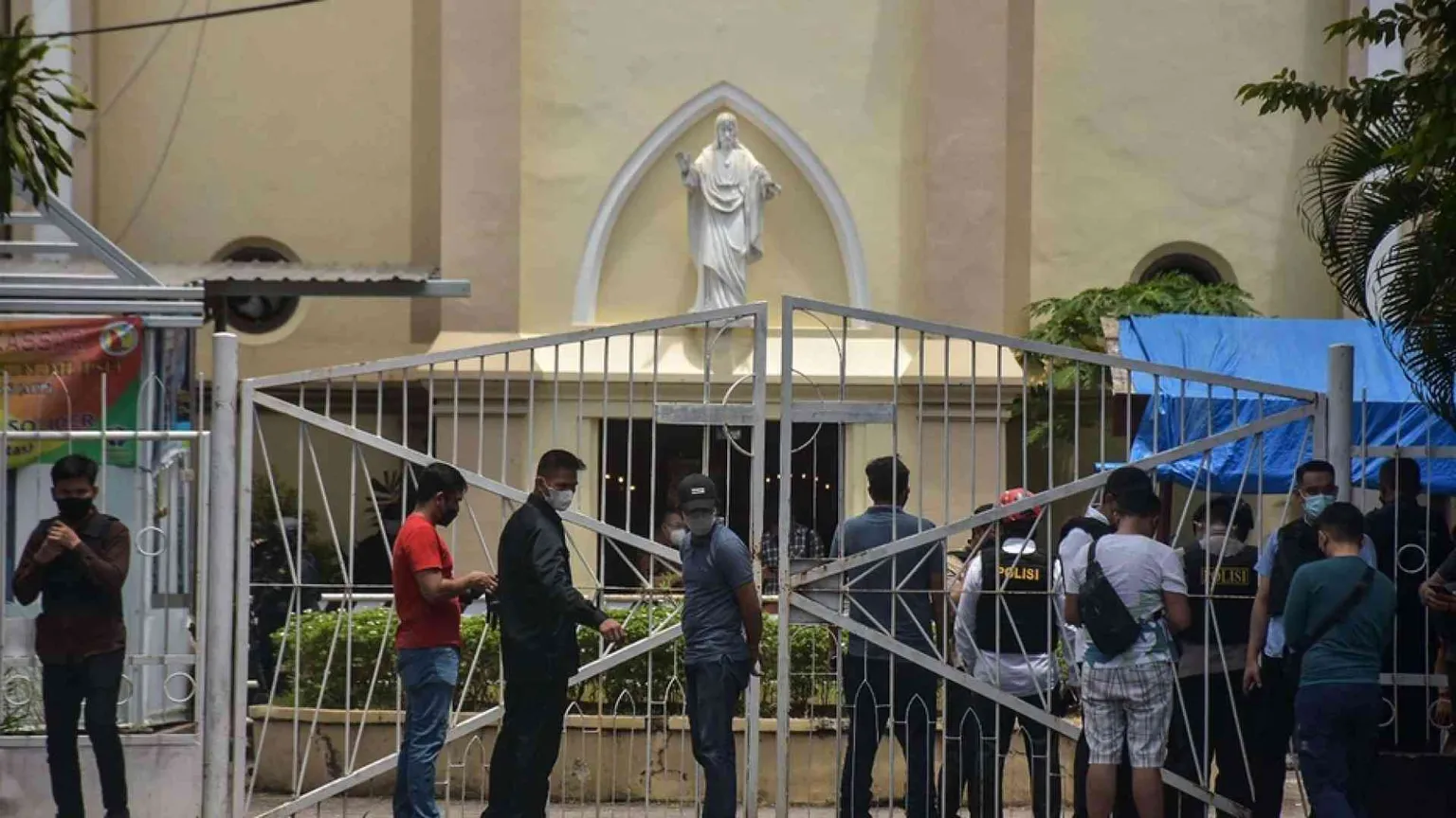Domenica Palme, kamikaze jihadisti fuori dalla cattedrale. Decine di feriti