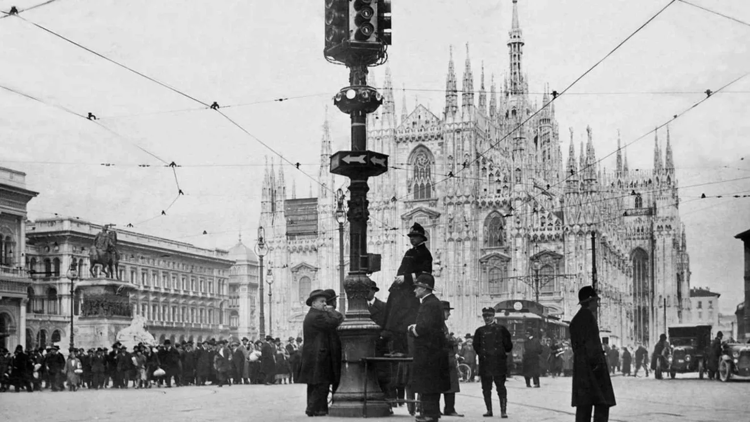 Ecco a Milano il primo semaforo in Italia: a 4 colori e complicato