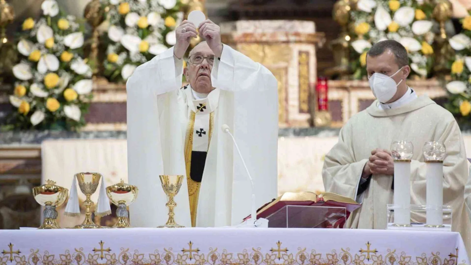 Il Papa: non viviamo una fede a metà