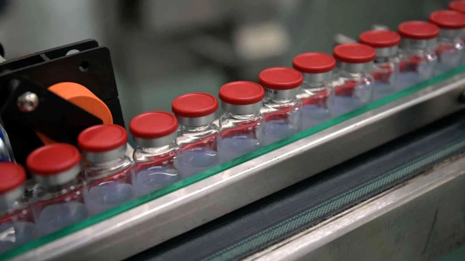 «Vaccini: costi pubblici, guadagni privati. E i poveri restano senza»
