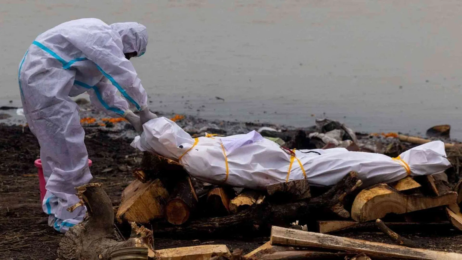 L’orrore dell’India: duemila cadaveri abbandonati lungo il Gange