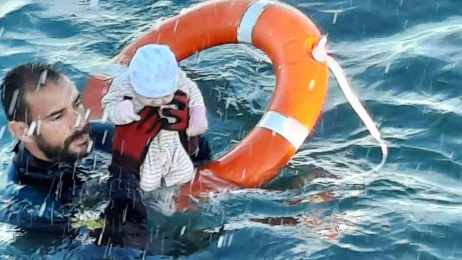 Sta bene il neonato di 2 mesi salvato nella foto simbolo a Ceuta