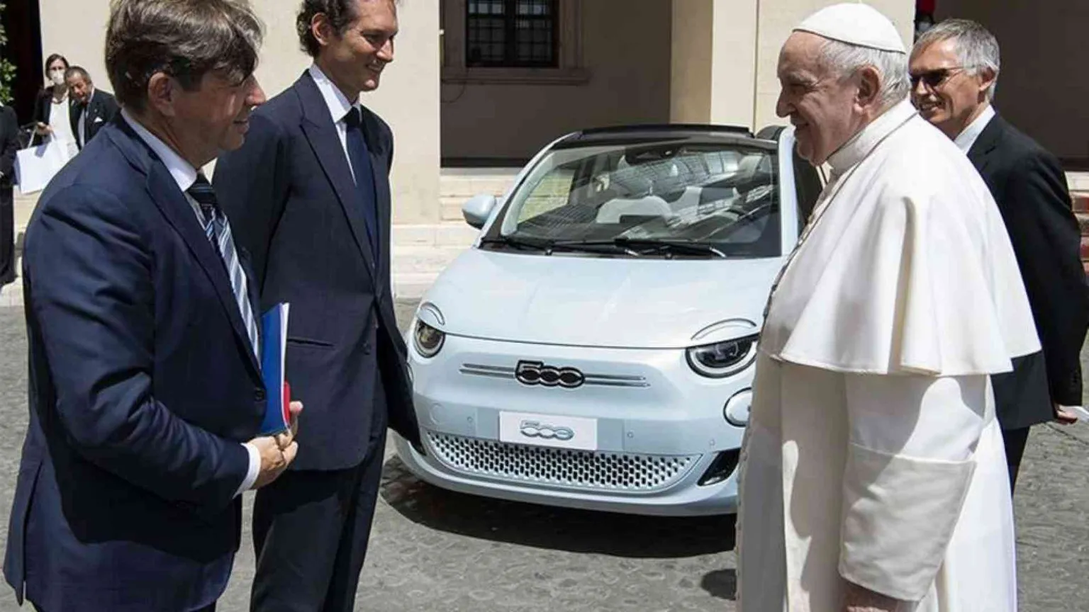 I vertici di Stellantis in udienza dal Papa
