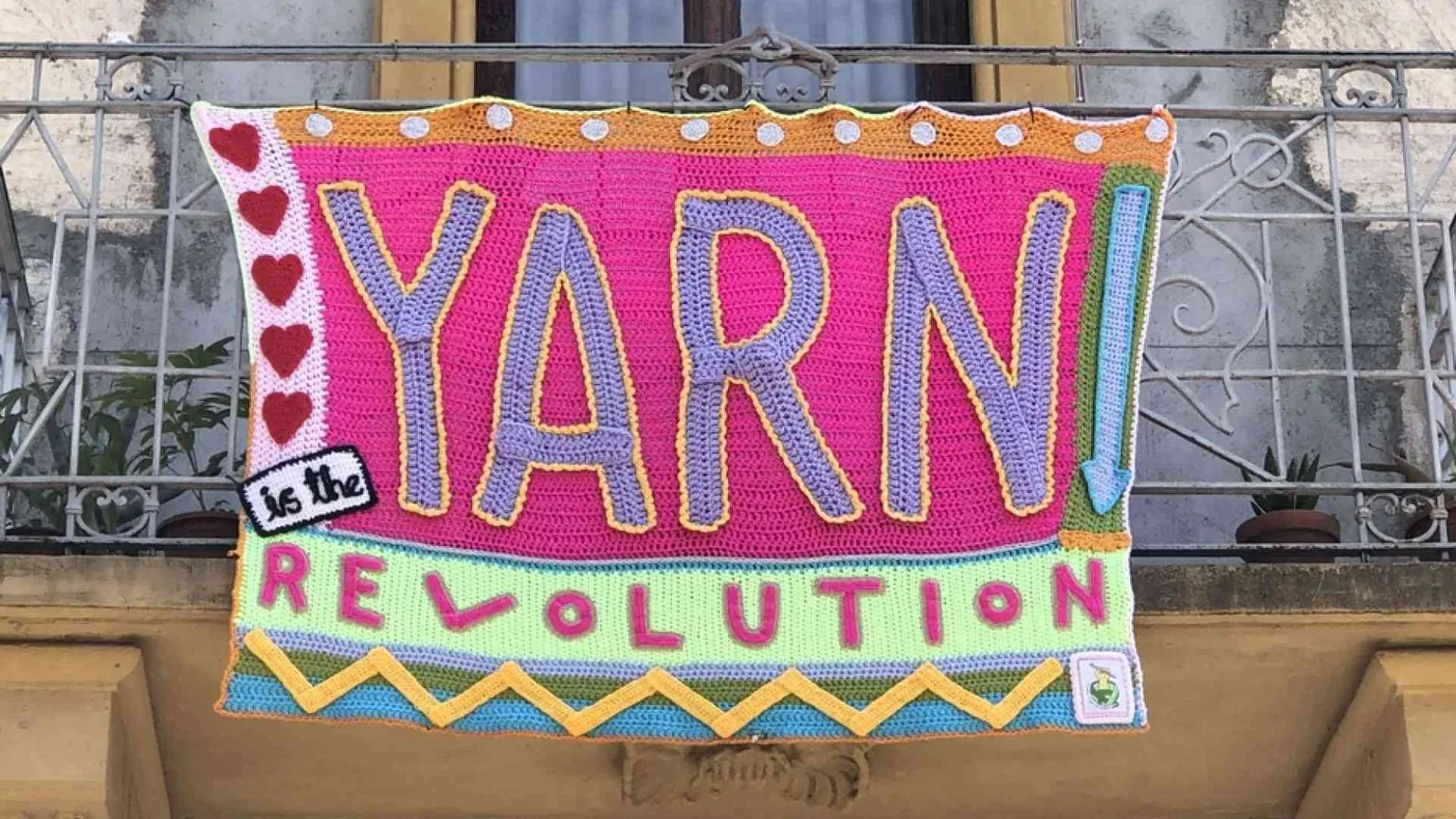 Il fenomeno Yarn Bombing, la città lavorata all'uncinetto