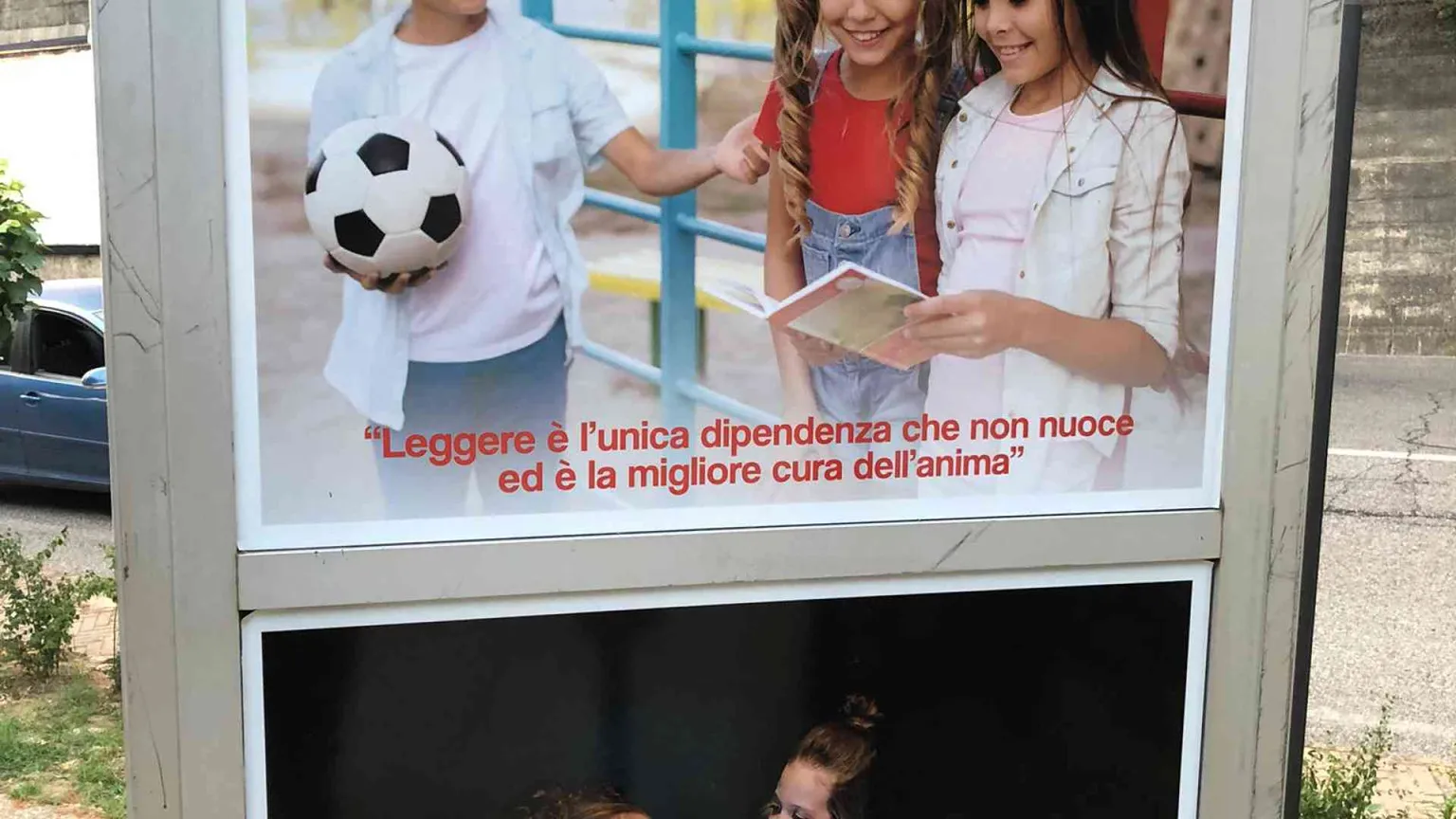 La vecchia cabina telefonica diventa biblioteca per i bimbi (e le mamme)