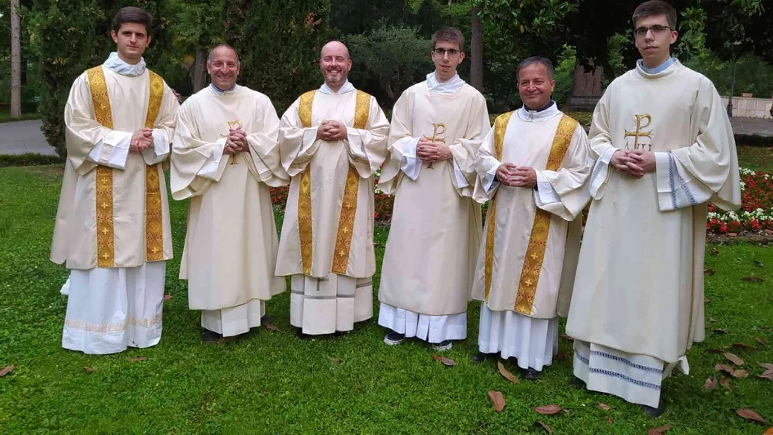 Due gemelli sacerdoti insieme