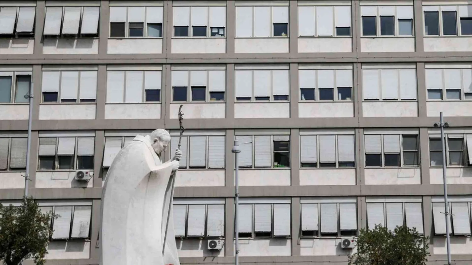 Riuscito al Gemelli l'intervento al colon. "Il Papa ha reagito bene"