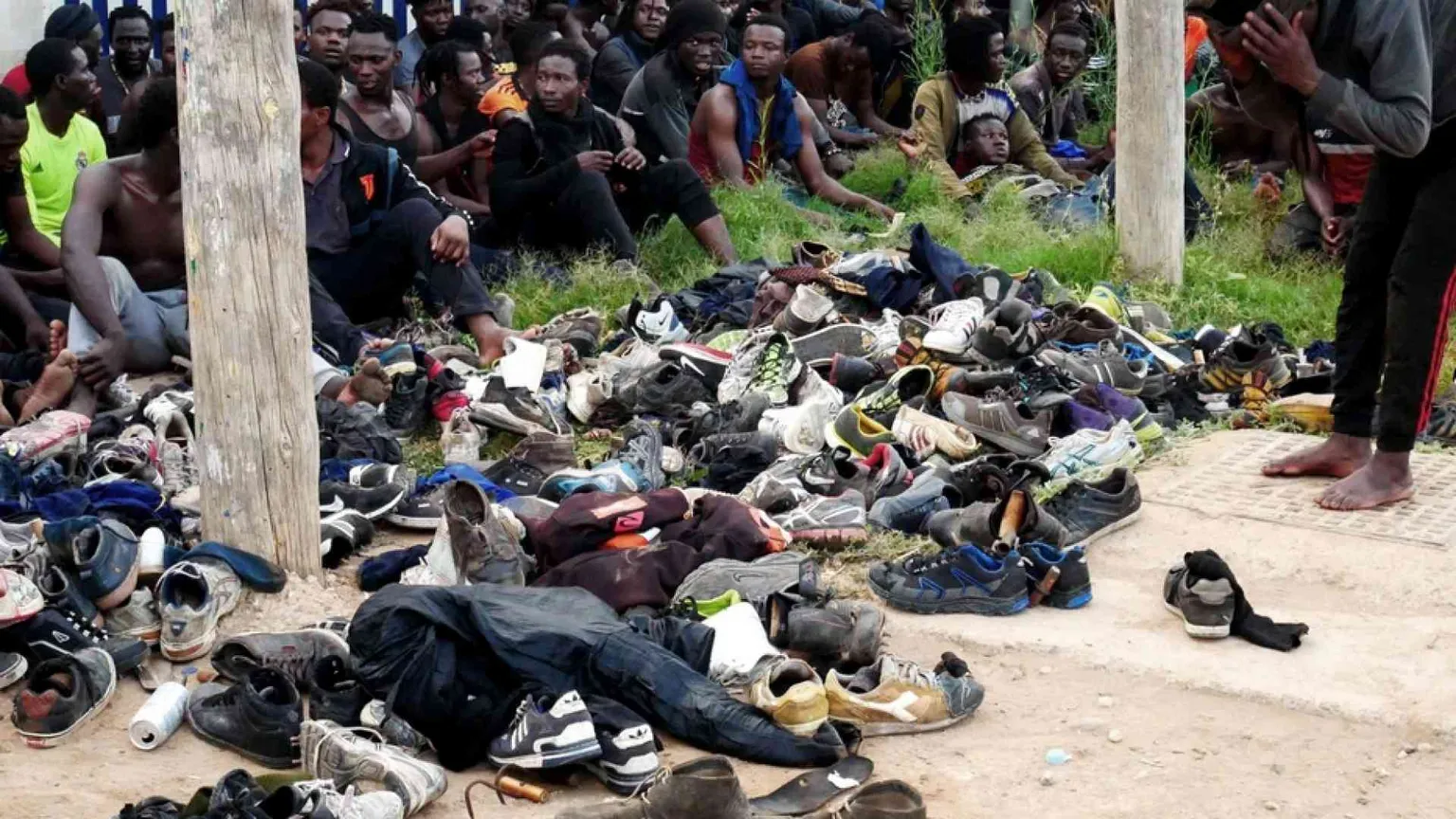 Oltre 200 persone migranti saltano la barriera a Melilla ed entrano in Spagna