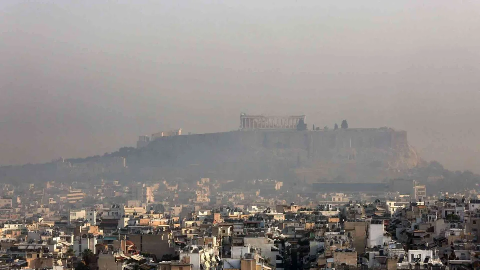 Incendio a nord di Atene: migliaia di sfollati, case distrutte. «State a casa»