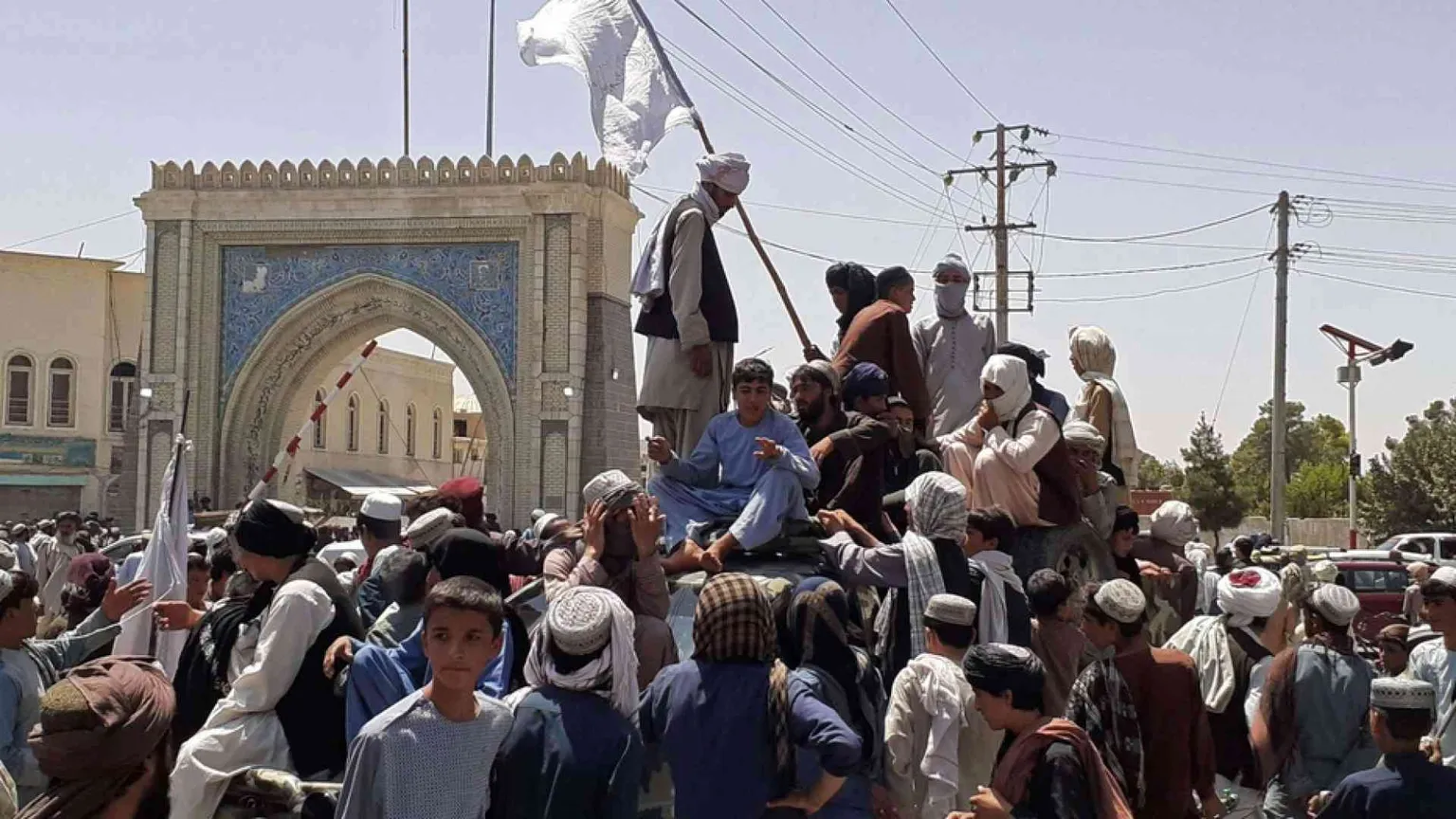 Fuga da Kabul, le ambasciate si svuotano e i taleban offrono l'amnistia