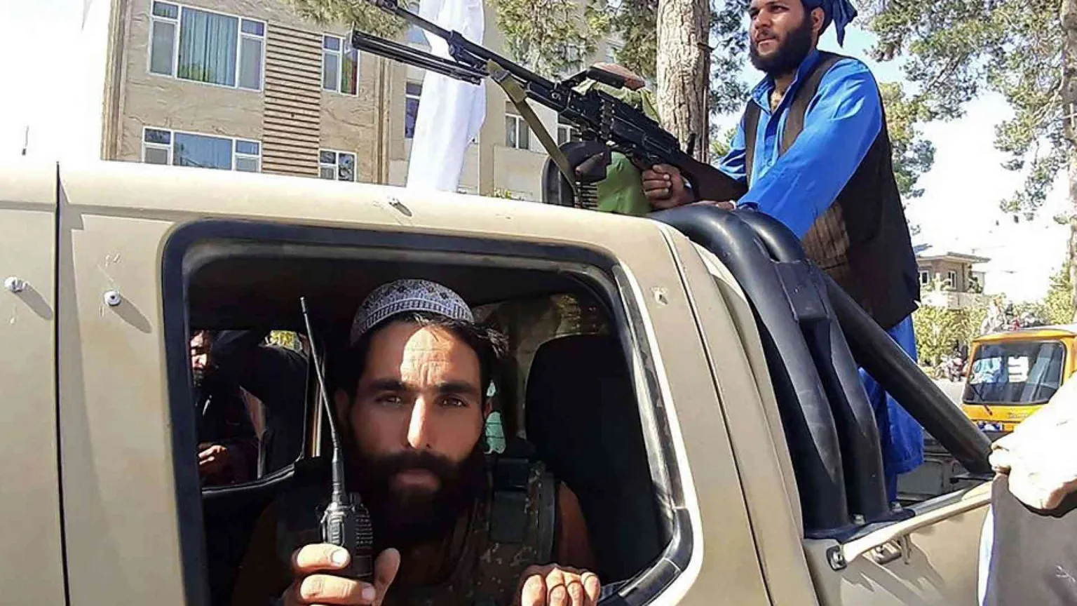 I taleban si preparano a entrare a Kabul. Iniziata la fuga